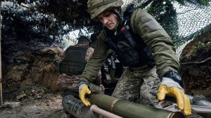 ائتلاف فرانسه و متحدان غربی برای تامین توپخانه اوکراین؛ عمروف: کمبود مهمات بسیار واقعی است