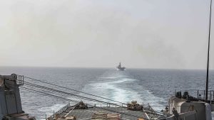 تنش‌ها در دریای سرخ؛ حمله حوثی‌ها با موشک بالستیک به کشتی‌های آمریکا که تجهیزات نظامی حمل می‌کردند