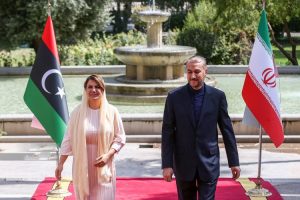 حجاب قابل تامل وزیر خارجه لیبی در دیدار با وزیر خارجه دولت انقلابی+عکس
