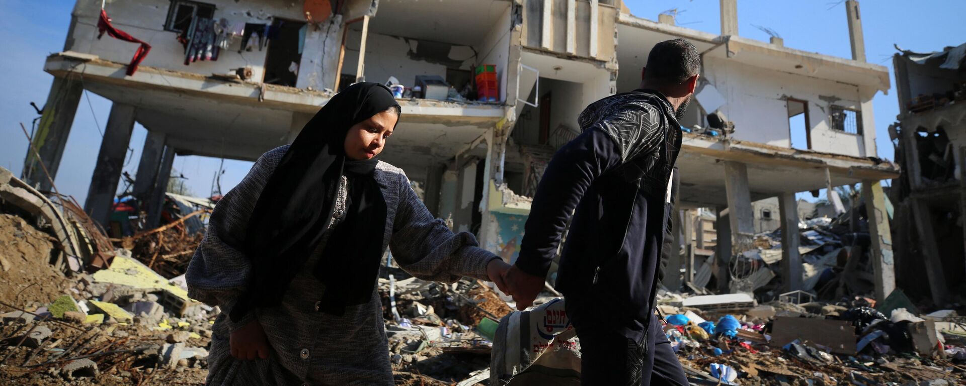 Палестинцы проходят мимо разрушенного здания в лагере беженцев Аль-Магази в центре сектора Газа - اسپوتنیک ایران  , 1920, 25.01.2024