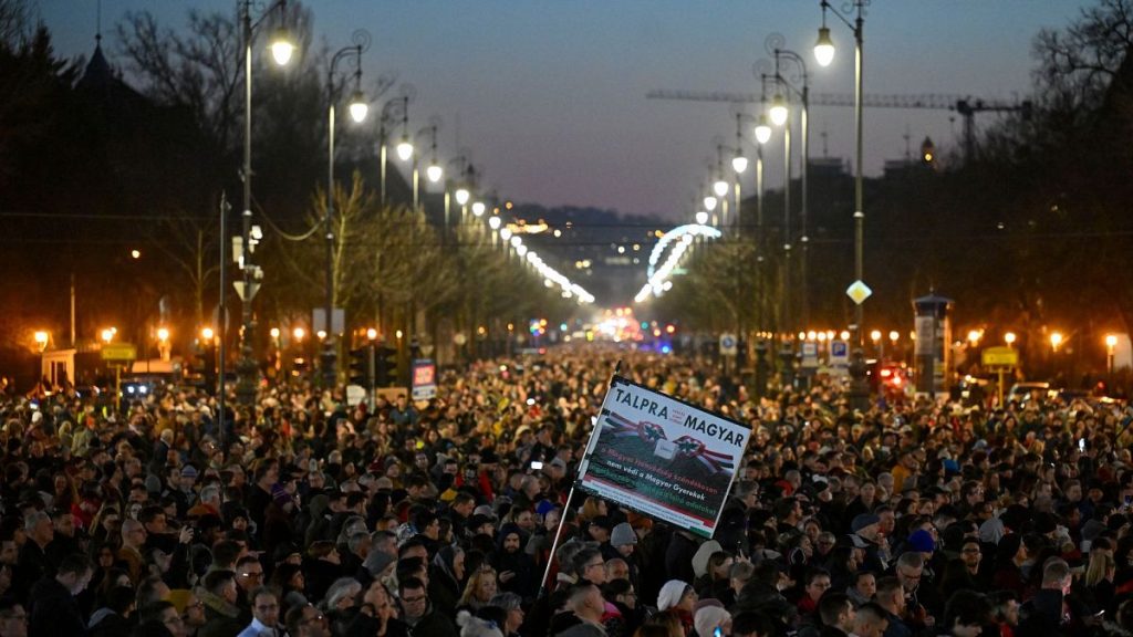 ادامه ترکش‌های عفو آزارگر جنسی؛ تظاهرات ده‌ها هزار نفری در بوداپست علیه دولت اوربان