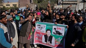انتخابات پاکستان؛ پیشتازی نامزدهای نزدیک به خان و واکنش تند دولت به انتقادهای خارجی