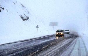 برف و باران در جاده های ۱۷ استان/ جاده چالوس و آزادراه تهران – شمال تا سه‌شنبه مسدود شد