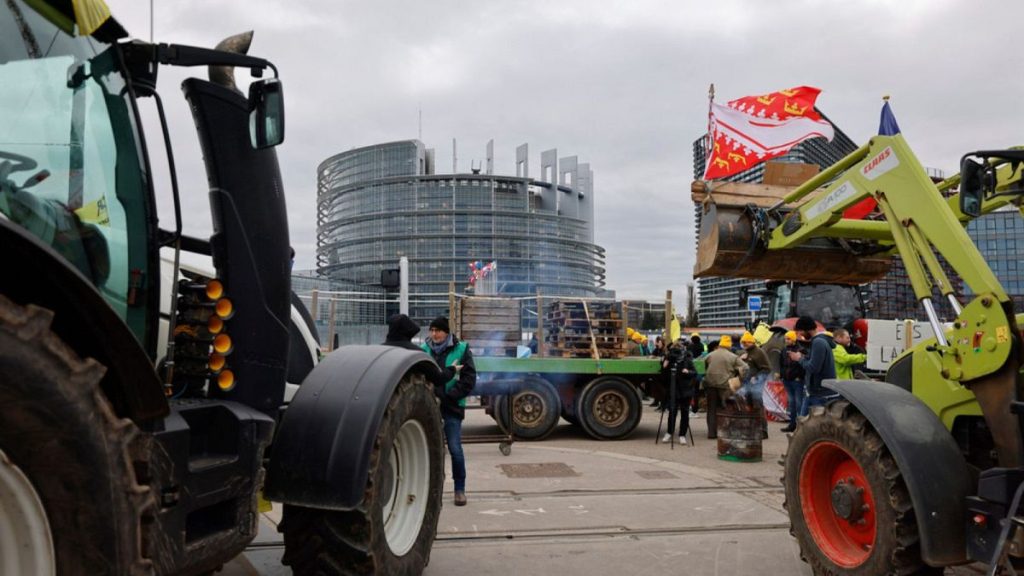 تراکتورها و کشاورزان خشمگین در مقابل پارلمان اروپا تجمع کردند