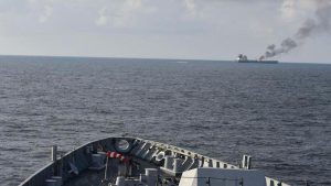 «حوثی‌ها» یک کشتی تجاری مرتبط با آمریکا را با دو موشک هدف قرار دادند