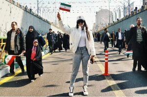 روزنامه همشهری : بی حجاب های شرکت کننده در راهپیمایی ۲۲ بهمن هم متدینند هم انقلابی و هم در مسیر حق ، البته با اندکی خطا