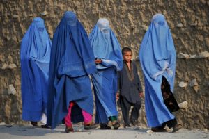 طالبان: زنان حق ورود به مغازه‌های بازار زنانه را ندارند!