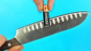 نحوه تیز کردن آسان چاقو با یک باتری ۱.۵ ولتی (فیلم)