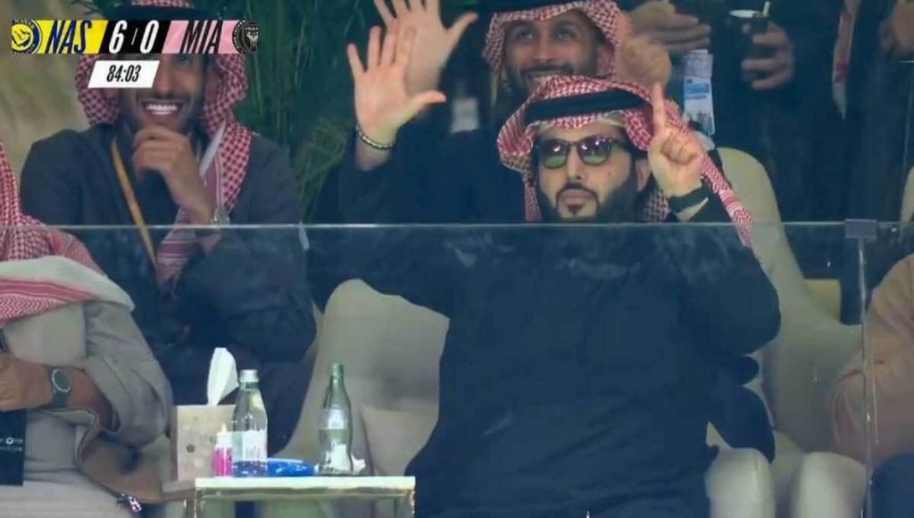 وزیر ورزش عربستان با نشان دادن عدد «۶» برای مسی کری خواند! (فیلم)