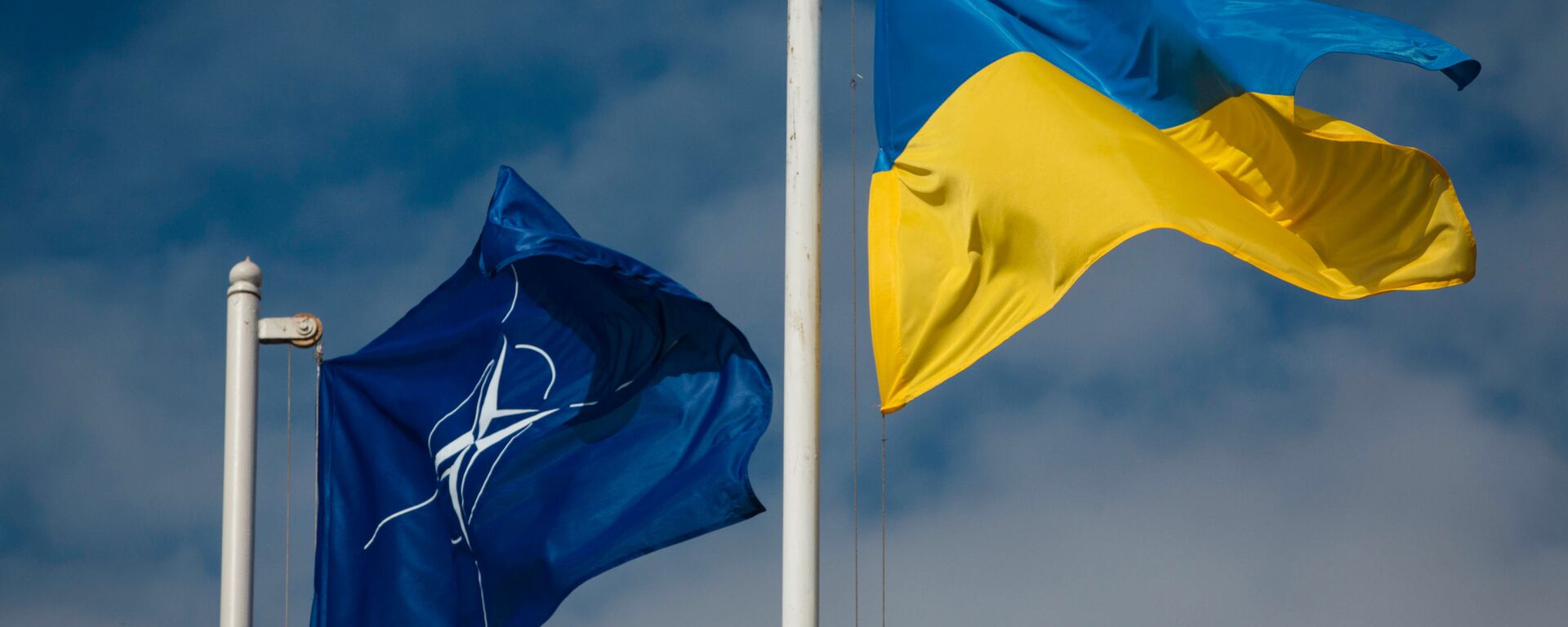 Национальный флаг Украины и флаг Организации Североатлантического договора - اسپوتنیک ایران  , 1920, 14.02.2024