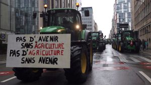 کشاورزان معترض در نزدیکی مقر اتحادیه اروپا در بروکسل با پلیس درگیر شدند