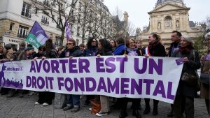 از سیمون دوبووار تا حمایت دولت؛ فرانسه برای گنجاندن حق سقط جنین در قانون اساسی چه راهی را طی کرد؟