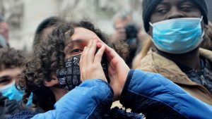 برگزاری تظاهرات اعتراض آمیز علیه سیاست‌های جنگ طلبانه ماکرون در پاریس + ویدئو