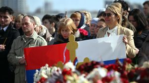 به یاد قربانیان حمله تروریستی مسکو بادکنک های سفید به آسمان فرستاده شد + ویدئو