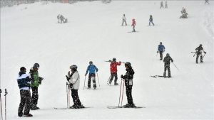حضور گردشگران ایرانی در پیست اسکی ساری‌کامیش ترکیه در تعطیلات نوروزی