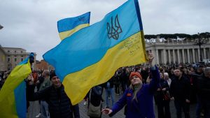 «پرچم سفیدِ» پاپ فرانسیس در طوفان انتقاد اوکراین و متحدانش گرفتار و پایین کشیده شد