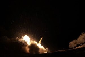 عکس  عبور پیاپی موشک‌های سپاه از آسمان شیراز به سمت اسرائیل