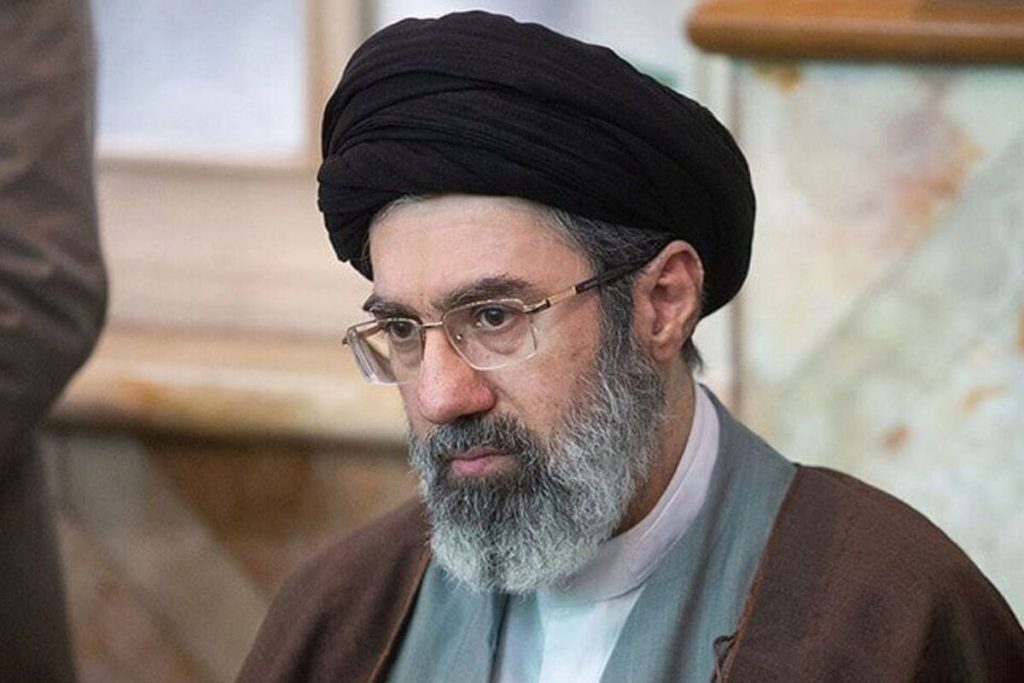 ببینید  تصاویری دیده نشده از مجتبی‌ خامنه‌ای، فرزند رهبر انقلاب در جبهه