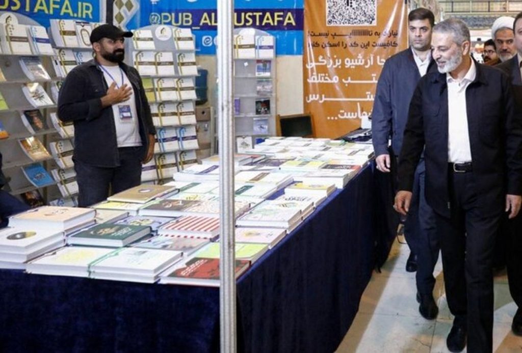 حضور فرمانده کل ارتش در نمایشگاه بین‌المللی کتاب تهران