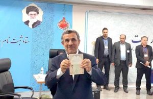 دکتر محمود احمدی نژاد در چهاردهمین دوره انتخابات ریاست جمهوری ثبت نام کرد