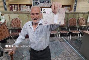 پیرمرد ۱۰۳ ساله قمی در انتخابات ریاست جمهوری شرکت کرد+ عکس