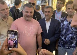 حضور دکتر احمدی نژاد در بازار شهر استانبول و استقبال گرم مردم از وی + فیلم و تصاویر